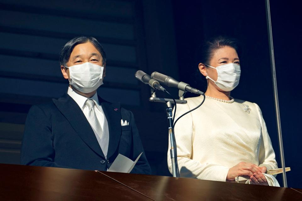 德仁天皇（左）和雅子皇后（右）睽違3年接受民眾新年參賀。（AFP）