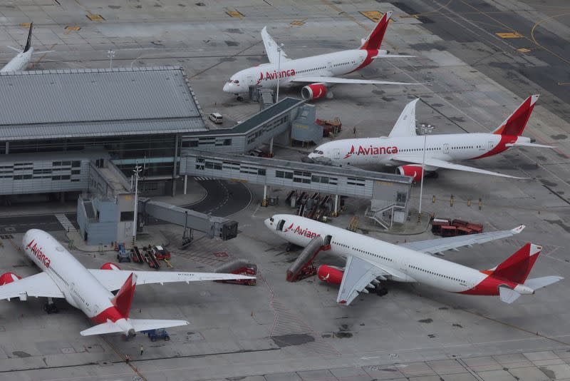 Foto de archivo. Aviones de la aerolínea Avianca se ven estacionados en el aeropuerto El Dorado de Bogotá