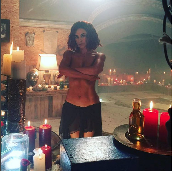 Una imagen de Aracely Arámbula posando ‘topless’ rodeada de velas incendió las redes generando miles de ‘likes’… y no es para menos, ya que la actriz luce un cuerpo espectacular. ¿Pero que hay detrás de esas imágenes?