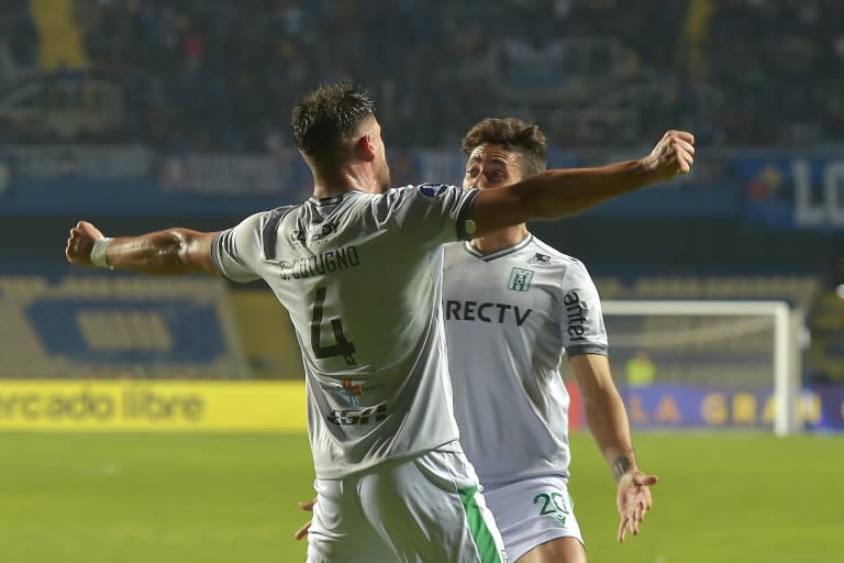 Rosario Central y Racing dan paso al frente en la Sudamericana. En la foto, Guillermo Cotugno (izq) celebra con su compañero de equipo en Racing uruguayo Jonathan Urretaviscaya tras anotar ante Huachipato en Concepción, Chile, el 16 de julio de 2024 (GUILLERMO SALGADO SÁNCHEZ)