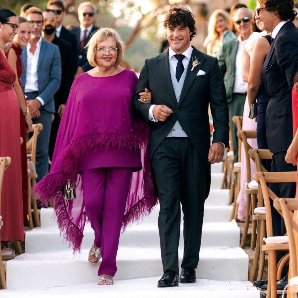 Jordi Cruz llegando al altar con su madre