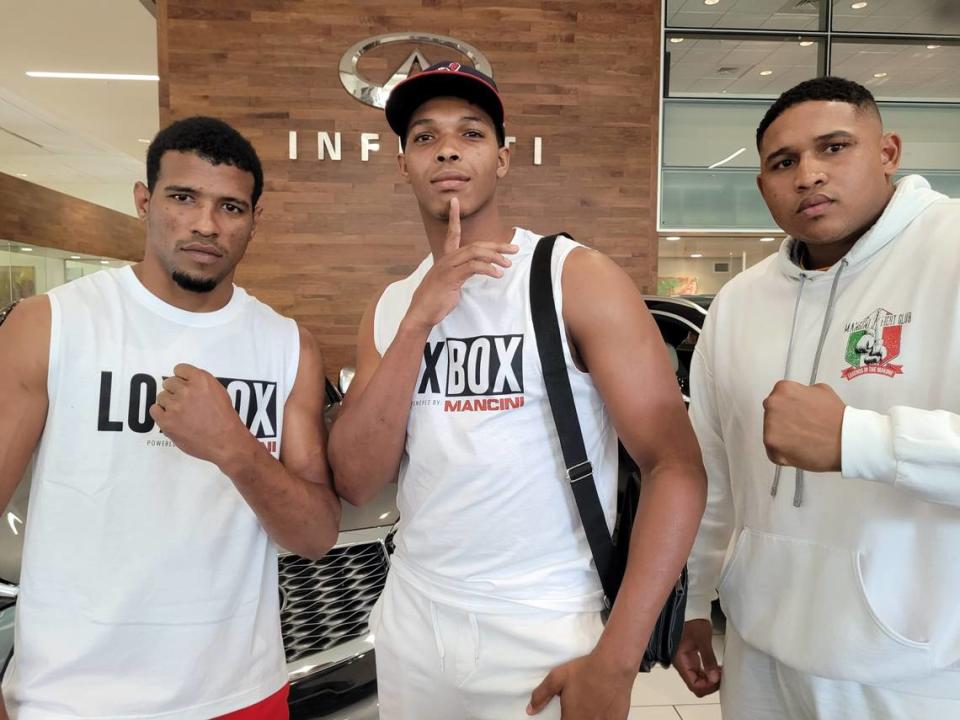 Néstor Santana (der.), Fernando Cuza (centro) y Yordan Barrera tendrán este 23 de septiembre en el Hotel Doubletree by Hilton del Miami Airport Convention Center la primera oportunidad de presentarse en la sociedad del boxeo. JORGE EBRO