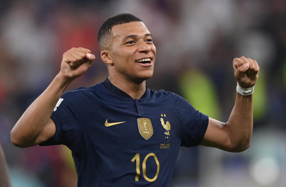 DOHA, QATAR - 26 NOVEMBRE : l'attaquant français Kylian Mbappe célèbre après le coup de sifflet final après le match du groupe D de la Coupe du Monde de la FIFA Qatar 2022 entre la France et le Danemark au stade 974 le 26 novembre 2022 à Doha, au Qatar.  (Photo de Stu Forster/Getty Images)