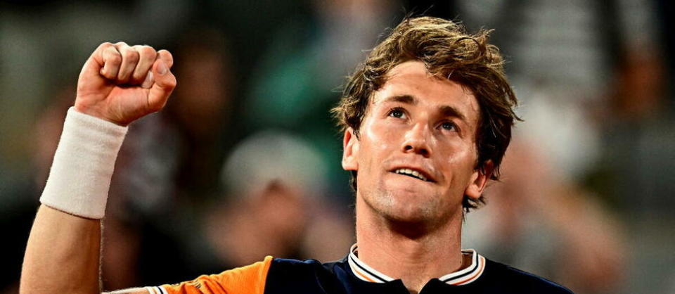 Casper Ruud célébrant sa victoire contre Holger Rune, et sa qualification pour la demi-finale de Roland-Garros.  - Credit:JULIEN DE ROSA / AFP