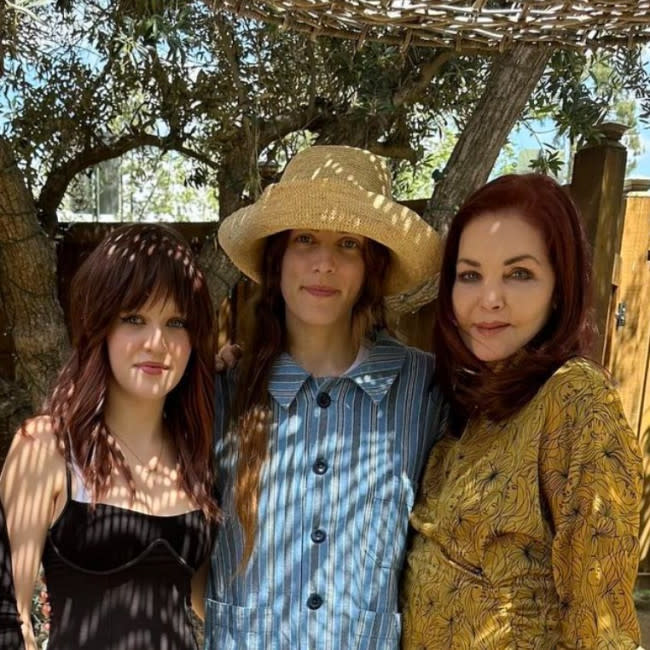 Priscilla Presley y Riley Keogh celebran la graduación de las hijas gemelas de Lisa Marie Presley después de un acuerdo inmobiliario de un millón de dólares credit:Bang Showbiz