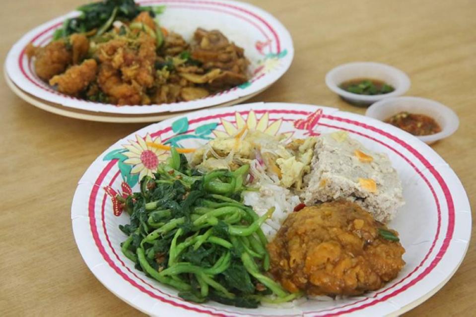 If you dine in, they use a paper plate to avoid more work washing up since they are short of staff.