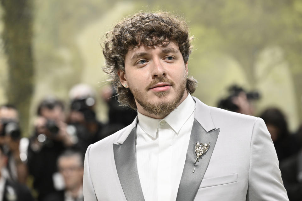 Jack Harlow llega a la gala benéfica del Instituto del Vestido del Museo Metropolitano de Arte para celebrar la inauguración de la exposición "Sleeping Beauties: Reawakening Fashion" el lunes 6 de mayo de 2024, en Nueva York. (Foto Evan Agostini/Invision/AP)