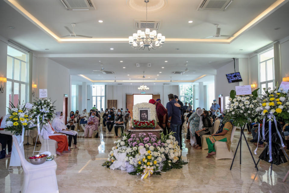 Family members and the public were present to pay their last respects to former national football player Shebby Singh at Shamshan Bhoomi Hall, Kuala Lumpur January 14, 2022. — Picture by Hari Anggara