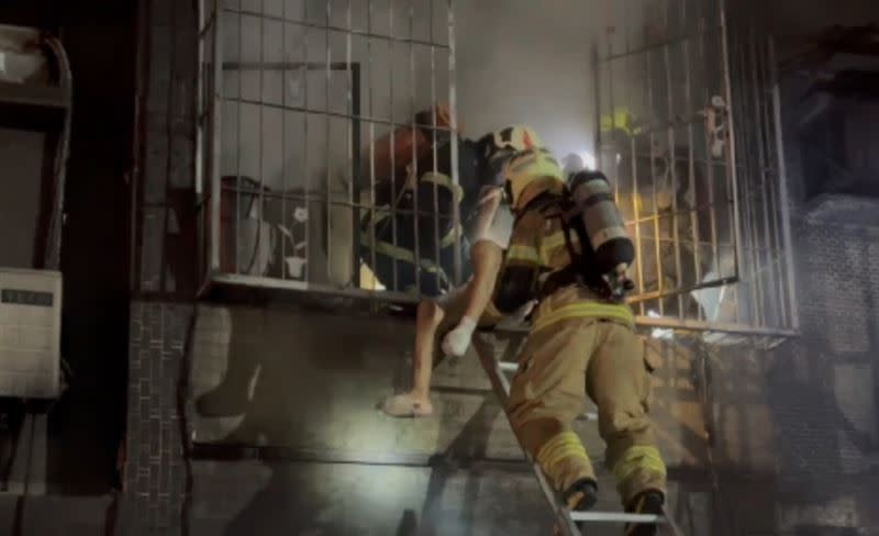 消防員從2樓救出受困男子。（圖／翻攝畫面）