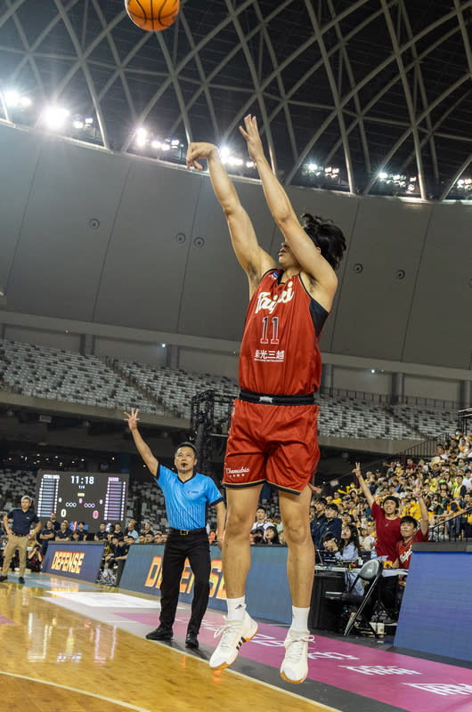 T1台北大巨蛋首秀　戰神黃聰翰投進第一球 台灣職籃T1聯盟新北中信特攻13日在台北大巨蛋對上 台北戰神，比賽開打沒多久，戰神黃聰翰（圖）就投 進3分球，這也是大巨蛋舉辦職籃賽事史上的第一個 進球。 中央社記者翁睿坤攝　113年4月13日 