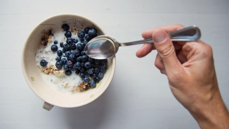 由於許多早餐穀物玉米片食品都添加了維生素，吃早餐的人通常會攝入更多的營養，但同時也會攝入更多的糖（Credit: Getty）