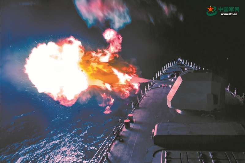中國海軍正在進行夜間實彈射擊訓練。（中國軍網）