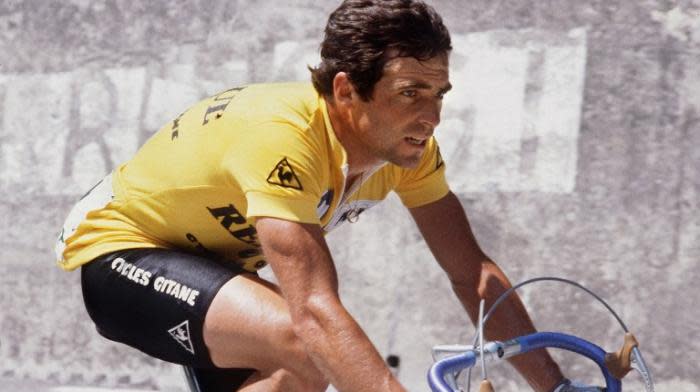 Bernard Hinault luce el maillot amarillo que ganó 5 veces como campeón del Tour de Francia. / Foto: Francetv info