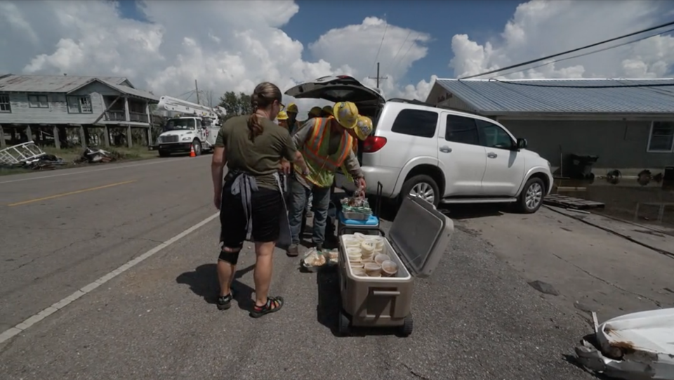 Angel Flood offers linemen free meals that she and other volunteers prepared.  / Credit: CBS News