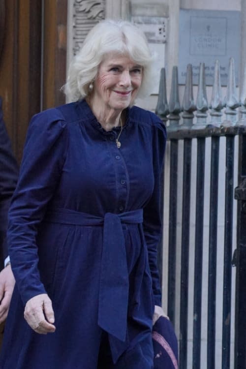 La reina Camilla, muy pendiente de su marido