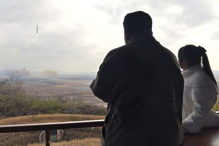 Foto proporcionada el 19 de noviembre de 2022 por el gobierno de Corea del Norte del líder Kim Jong-un y su hija mientras inspeccionan lo que dice ser un misil balístico intercontinental Hwasong-17 en el aeropuerto internacional en Pyongyang