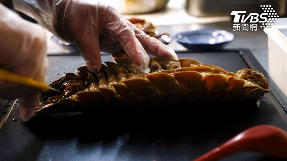 但大王具足蟲在日本比較常被當作吉祥物，鮮少做為食材入菜。店家形容肉的部分吃起來像龍蝦螃蟹，也有類似蟹黃味道的腺體，口感上比較偏粉嫩鬆散。（圖／達志影像路透社）