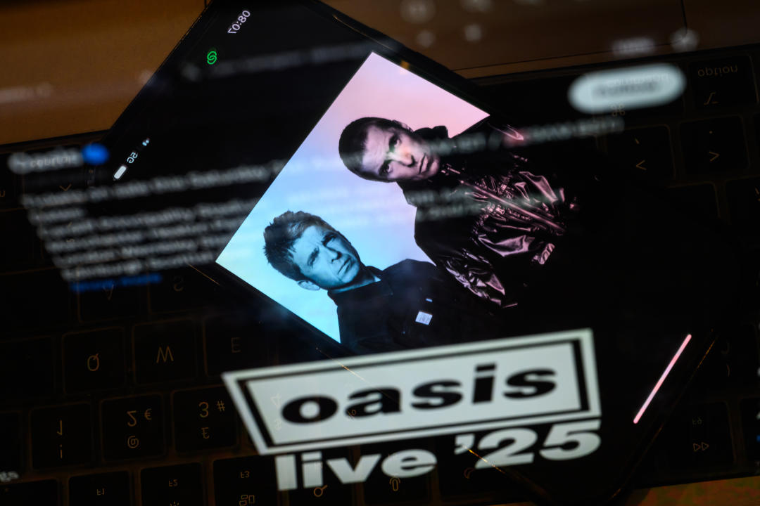 Oasis kommen für eine Tour durch Großbritannien und Irland wieder zusammen. Ihre Trennung liegt 15 Jahre zurück, doch der Streit zwischen den Brüdern Liam und Noah scheint sich gelegt zu haben. (FOTO: von Leon Neal/Getty Images)