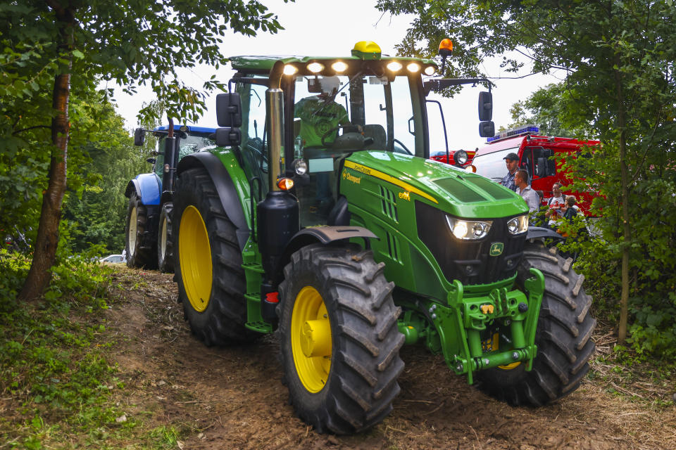 Ciągnik John Deere był widziany podczas wyścigu traktorów o nazwie &# 39;  Traktoryja & # 39;  Zorganizowany w ramach tradycyjnych dożynkowych dożynek.  Gierałtowice, powiat wadowicki, 28.08.2022. Zawodnicy ścigali się w pięciu różnych klasach w zależności od mocy silnika ciągnika.  Po raz pierwszy w biegu wzięły udział kobiety.  (Fot. Beata Zurzel/NurPhoto z Getty Images)