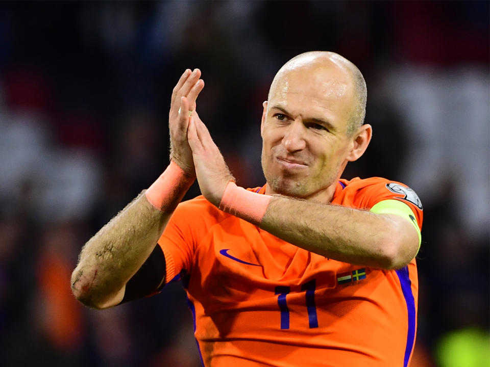 "Ohne Holland fahr'n wir zu WM" – und damit auch ohne Arjen Robben. Nachdem die niederländische Nationalmannschaft bereits die EURO 2016 verpasste, blieb nun im WM-Qualifikationsspiel gegen Schweden das große Wunder aus. Mit sieben Toren Unterschied hätte die "Elftal" gewinnen müssen, um kommendes Jahr in Russland mit von der Partie zu sein. Am Ende reichte es für ein 0:2 und Arjen Robben, der übrigens zweimal traf, verkündete nach Spielende seinen Rücktritt aus der Nationalelf. (Bild-Copyright: Emmanuel Dunand/AFP)