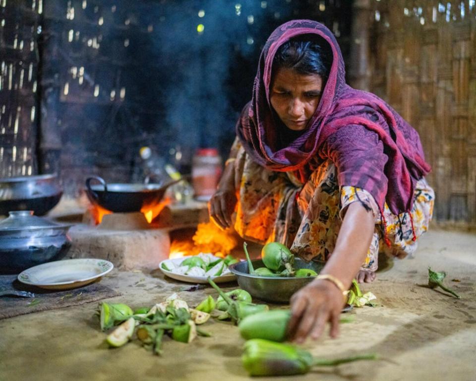 Preparing lunch using produce from her own farm (WFP/Sayed Asif Mahmud)