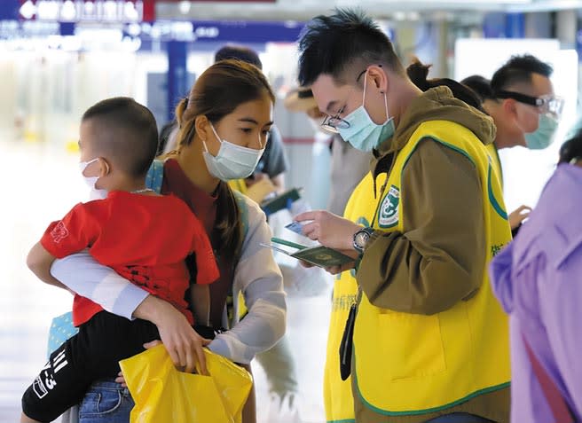 從台灣起飛的長榮航空班機15日抵達泰國曼谷後，有6名泰國人出現高燒症狀，立即送往醫院做進一步檢驗。圖為16日下午入境旅客在通關前，由疾管局協勤人員檢查填寫的相關入境檢疫資料。（陳麒全攝）