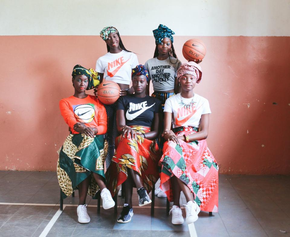 Fünf Schülerinnen der Seed Academy Girls in Senegal gingen mit diesem Foto viral. (Bild: Folasade Adeoso for Seed Project)