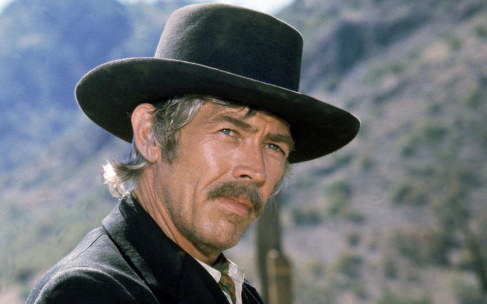 19. Die existenziellen Konflikte und Widersprüche der Pionierzeit in einem Stirnrunzeln abbilden: Das machte James Coburn so leicht keiner nach. Je realistischer die Filme wurden, desto größer wurde seine Bedeutung. Schlüssel-Western: "Pat Garrett jagt Billy the Kid" (1973), "700 Meilen westwärts" (1975). (Bild: 2007 Getty Images/Silver Screen Collection)