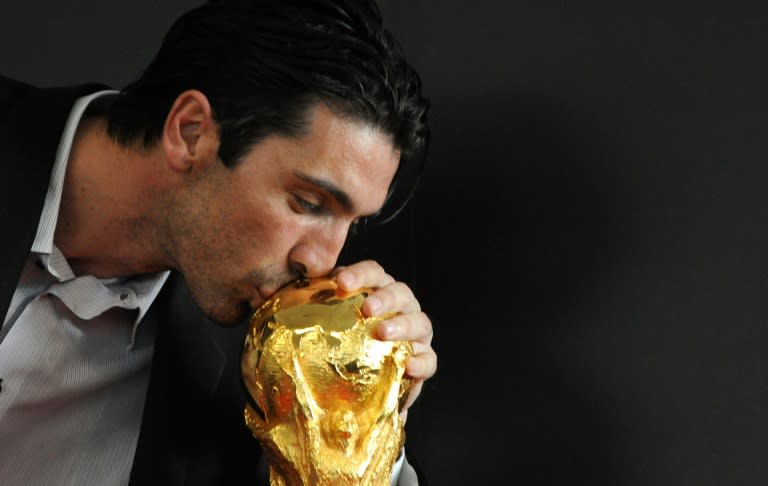 Italian goalkeeper and 2006 world champion Gianluigi Buffon kisses the World Cup trophy at Rome Airport Fiumicino on March 7, 2010