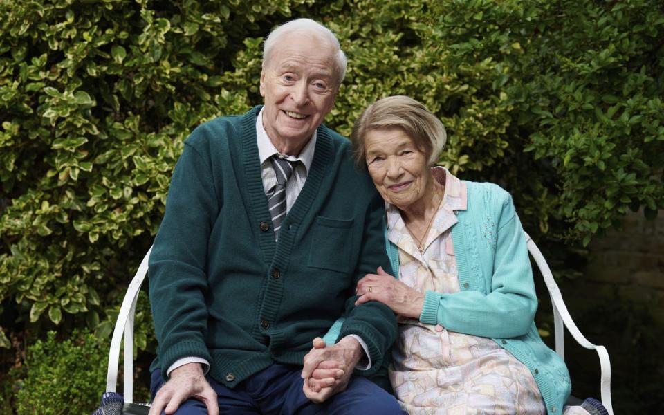 Weltkriegsveteran Bernard Jordan (Michael Caine) kann auf die Unterstützung seiner Gattin Irene (Glenda Jackson) zählen. (Bild: Leonine)