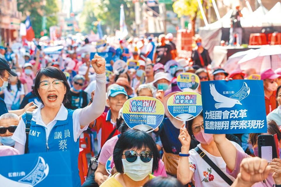 藍營發起「藍鷹行動」號召民眾前來力抗綠營「青鳥行動」，民眾頂著烈日37度高溫全力支持。（郭吉銓攝）