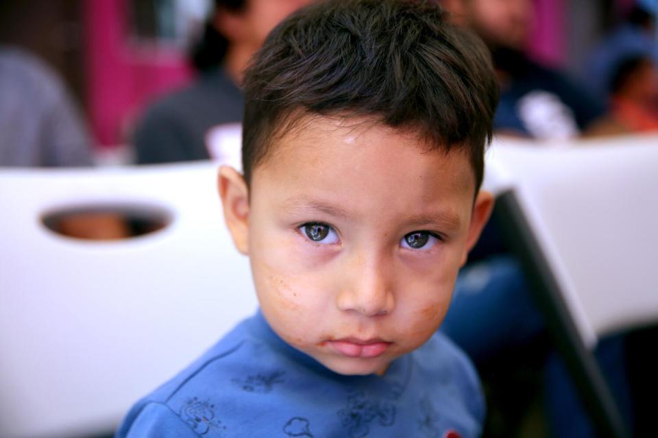 Mateo Isaac Flores Cerón, de 3 años, vino junto con su madre Génesis Abigail Flores Cerón