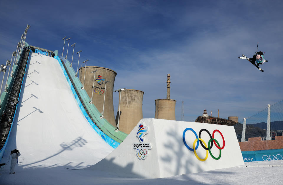 El recinto donde se disputan las pruebas de big air de los Juegos Olímpicos de Invierno de Pekín con varias torres de hormigón al fondo. (Foto: Richard Heathcote / Getty Images).