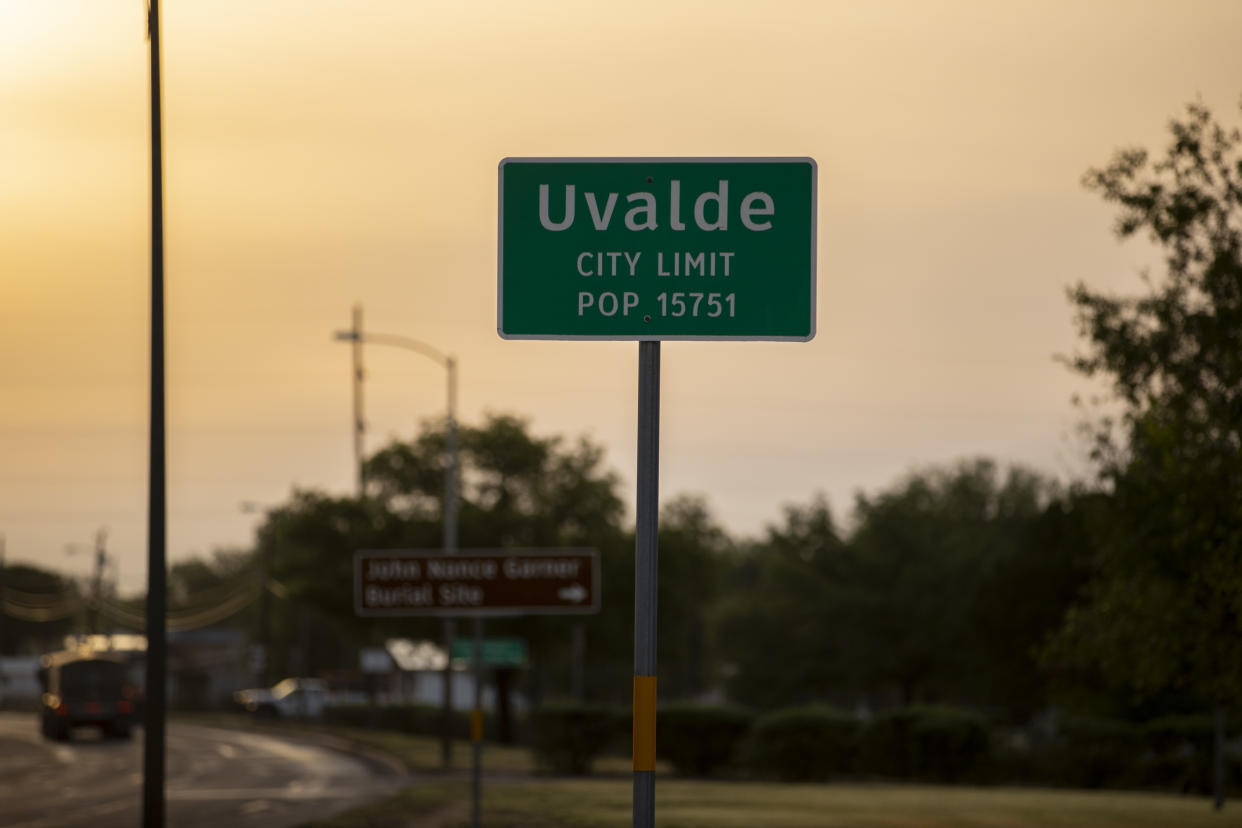 Un letrero que indica los límites de la ciudad en Uvalde, Texas, el miércoles, el día posterior a un tiroteo masivo que dejó un saldo de muertes de diecinueve estudiantes de primaria y dos maestras, el 25 de mayo de 2022. (Ivan Pierre Aguirre/The New York Times)
