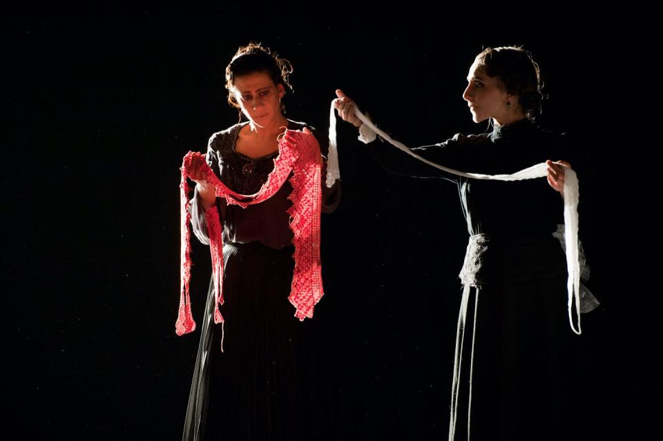 Representación de La Casa de Bernarda Alba por Teatro Tribueñe. <a href="https://www.shutterstock.com/es/image-photo/canary-islands-july-14-actors-tribuene-81029140" rel="nofollow noopener" target="_blank" data-ylk="slk:Criben / Shutterstock;elm:context_link;itc:0;sec:content-canvas" class="link ">Criben / Shutterstock</a>