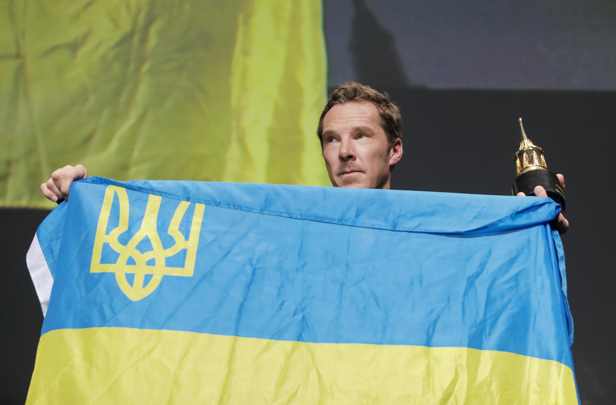 Cumberbatch holds up a Ukrainian flag in support of the country during the 37th Annual Santa Barbara International Film Festival in March. (Photo: Tibrina Hobson/Getty Images for SBIFF)
