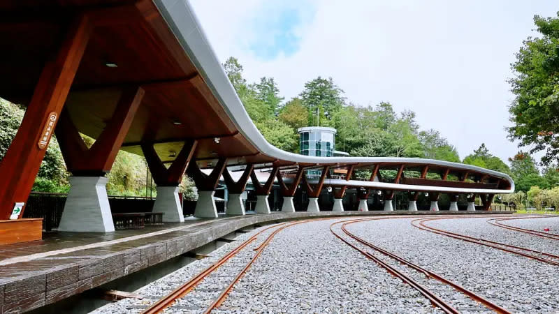 ▲重新換上新貌的祝山車站，保留弧型月台，以「光明的起點」為發想，將雲霧繚繞、山巒之意象巧妙融入屋頂設計。（圖／翻攝自阿里山林業鐵路及文化資產管理處官網）