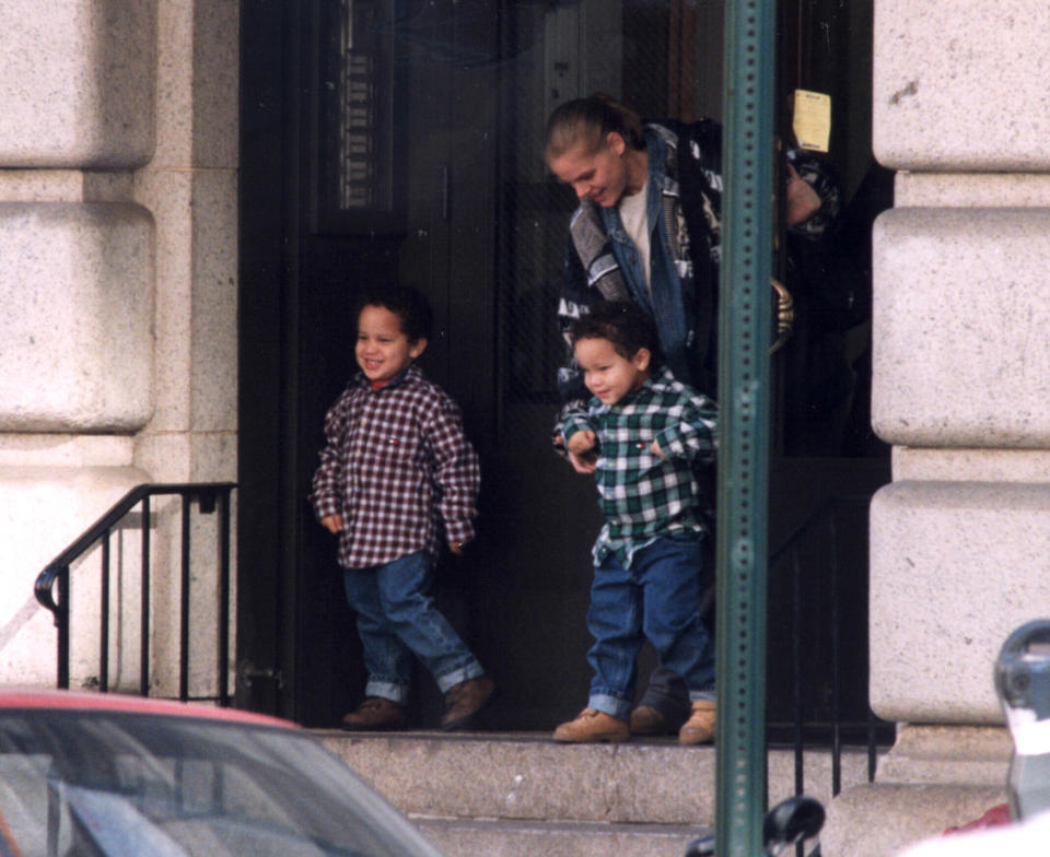E 341181 01: Tookie Smith and her twin boys Aaron and Julian, sons of Robert DeNiro, NYC, New York, November 6, 1998. (Photo by Mario Magnani / Liaison Agency)