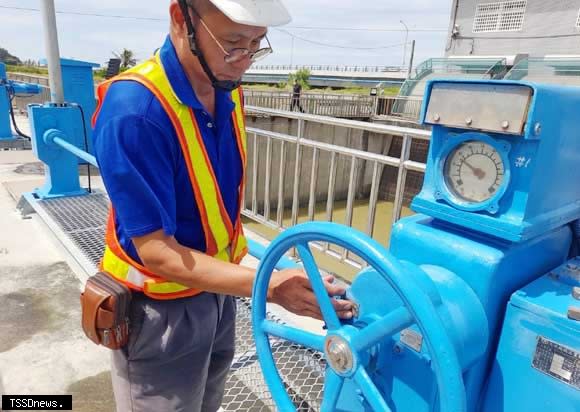 南市全面戒備，防範熱帶性低氣壓增強為颱風，加強巡檢易淤塞排水路及落實抽水站、水閘門操作測試。（記者李嘉祥攝）