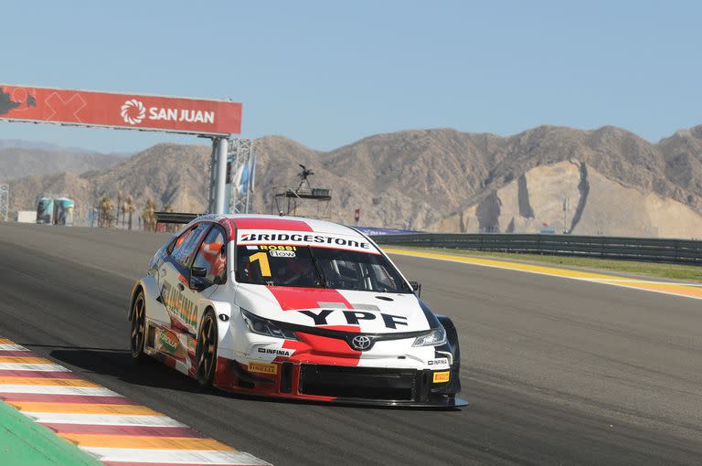 Matías Rossi (Toyota Corolla), ganador en la pista de la Carrera Clasificatoria del sábado, recibió un recargo de 45 segundos y cayó al puesto 18; la decisión de los comisarios deportivos provocó que el campeón defensor desertara de participar en la Final 