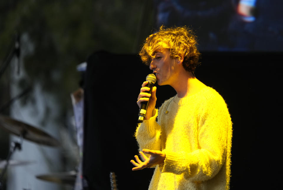 Alvaro Lafuente Calvo, conocido como Guitarricadelafuente, durante su presentación en el festival Vive Latino en la Ciudad de México el domingo 19 de marzo de 2023. (Foto AP/Fernando Llano)