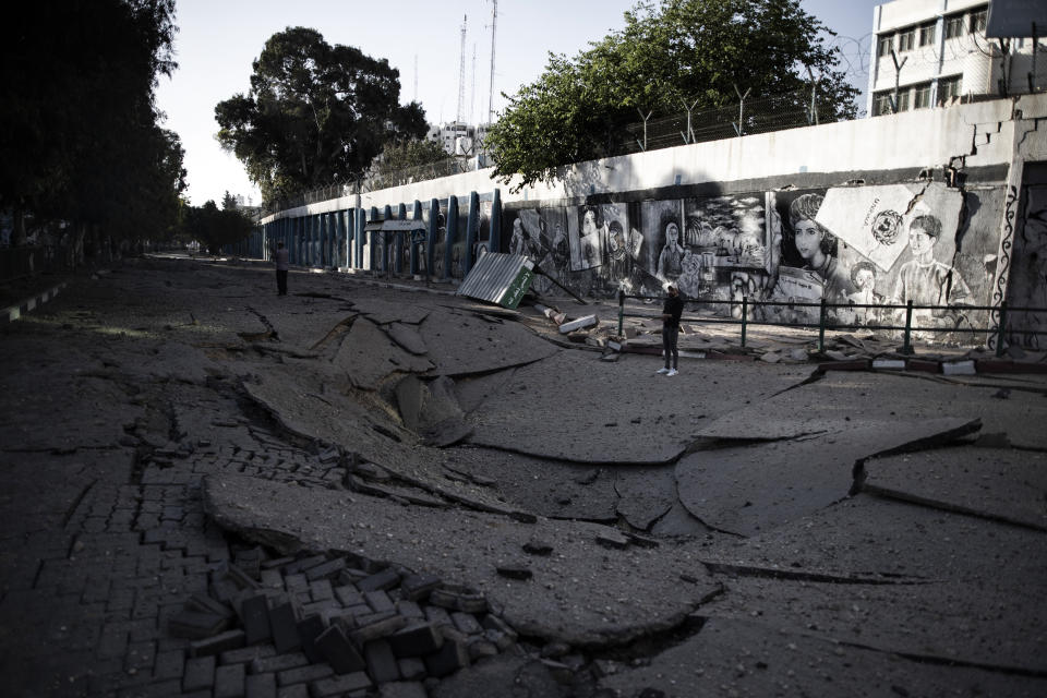 <p>E' guerra aperta tra Israele e Hamas, con decine di morti e centinaia di feriti, e l'escalation di attacchi da ambo le parti prosegue. 1.050 fra razzi e colpi di mortaio sono stati lanciati dalla Striscia contro lo Stato ebraico, in particolare su Tel Aviv e altre città israeliane. Le autorità hanno proclamato lo stato d'emergenza nella città di Lod. Preso di mira anche l'aeroporto Ben Gurion. In risposta l'esercito israeliano ha compiuto oltre 500 attacchi contro obiettivi terroristici di Hamas e Jihad nella Striscia. Oggi previsto un vertice urgente del Consiglio di sicurezza dell'Onu. (AP Photo/Khalil Hamra)</p> 