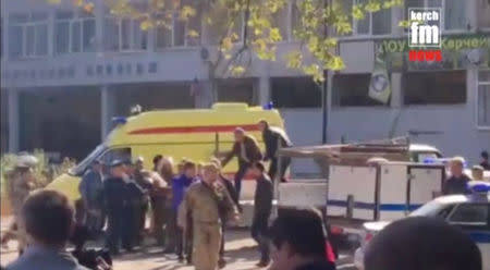Los servicios de emergencia llevan a una víctima lesionada tras una explosión en una universidad en la ciudad portuaria de Kerch, Crimea, en esta imagen fija tomada de un video el 17 de octubre de 2018. Kerch.FM/Handout vía REUTERS TV
