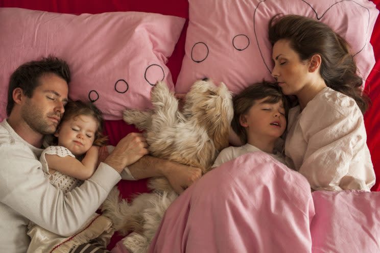 A medida que la familia crece lo hacen también los problemas en la cama. Hay que intentar que demandas de los hijos no nos arrastren hasta casi olvidarnos de que también somos hombres y mujeres, no exclusivamente padres. (Foto: Getty)