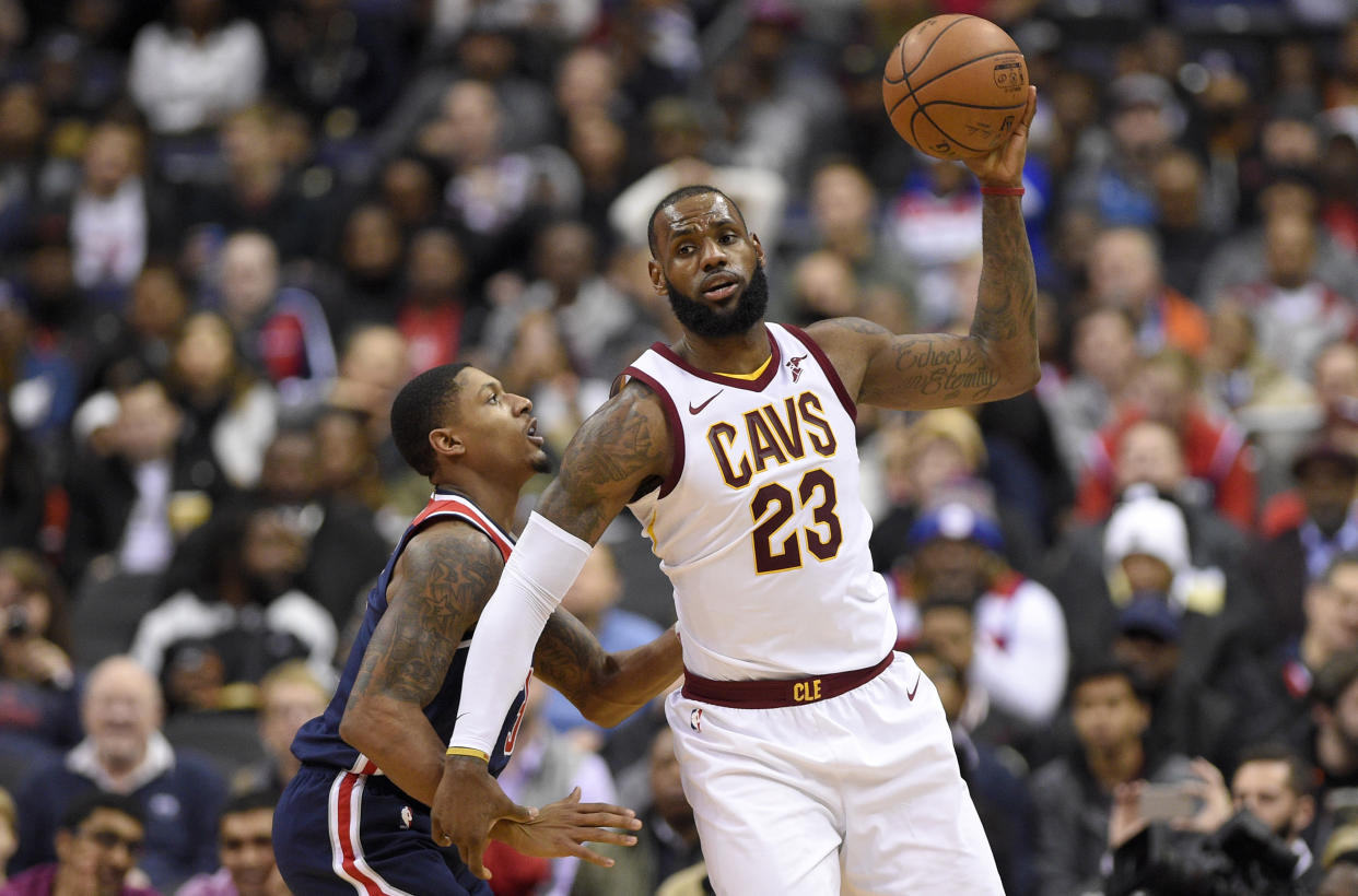 LeBron James, de los Cavaliers de Cleveland, controla el balón frente a Bradley Beal, de los Wizards de Washington, en el partido del domingo 17 de diciembre de 2017 (AP Foto/Nick Wass)