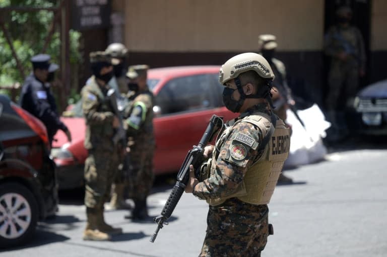 Des militaires patrouillent dans les rues de San Salvador après l'instauration de l'état d'urgence en lien avec la 