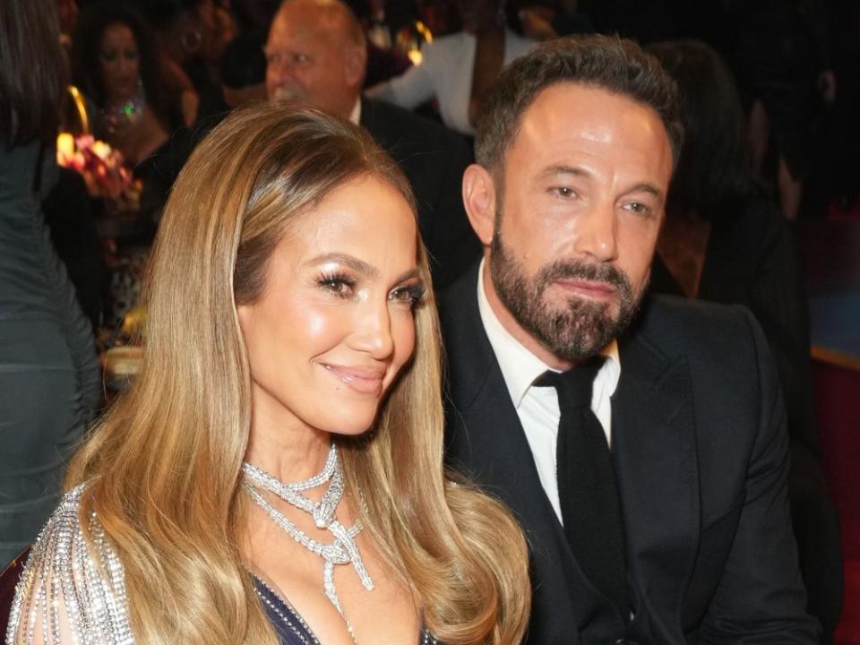 Jennifer Lopez und ihr Ehemann Ben Affleck bei den Grammy Awards - dieses Foto inspirierte die Fans. (Bild: Kevin Mazur/Getty Images for The Recording Academy)