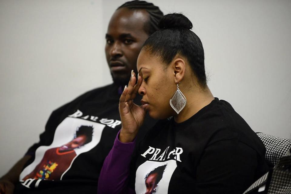 <div class="inline-image__caption"><p>Nailah Winkfield, mother of Jahi McMath, sits with her husband, Martin Winkfield, left, while attending a court hearing to discuss the treatment of 13-year-old daughter Jahi McMath in Oakland, Calif., on Monday, Dec. 23, 2013.</p></div> <div class="inline-image__credit">Kristopher Skinner/Bay Area News Group/MCT</div>