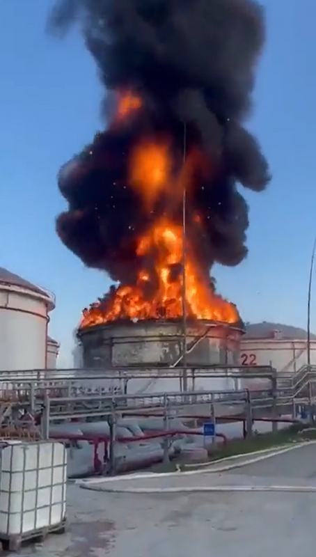 一架在塔曼的無人機，擊中了克里米亞大橋附近的一個油庫，使油庫發生劇烈爆炸。   圖：翻攝自 NOËL 推特
