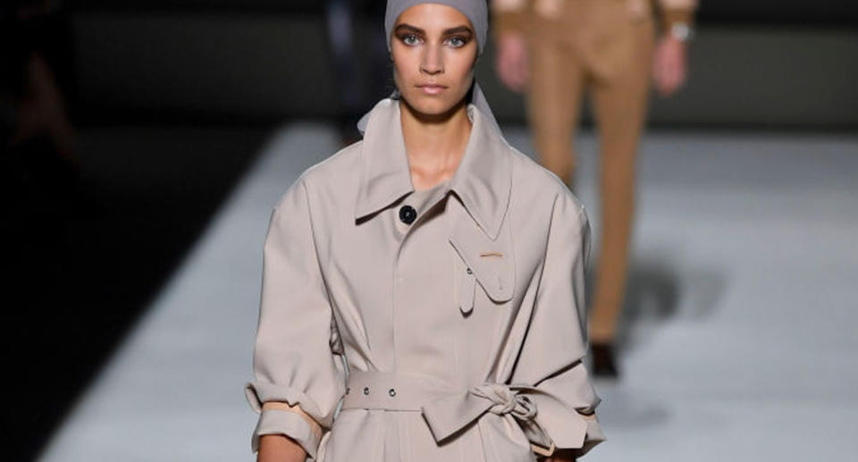 Un trench beige, es un clásico que debes tener. Éste modelo es de Tom Ford. Foto: Victor Virgile/Getty Images